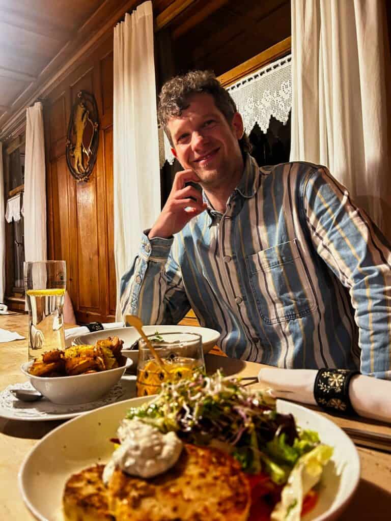 Chris beim Essen im Gasthaus Löwen, unserem Restauranttipp im Bregenzerwald.