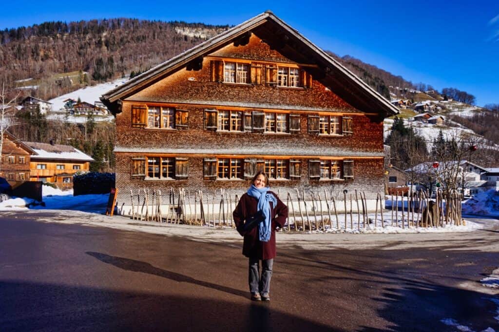 Marie vor Naze's Hus, unserem Geheimtipp für ein Restaurant im Bregenzerwald.