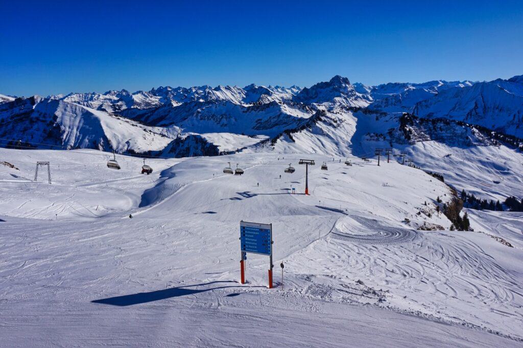 Blick auf die Pisten und einen Lift im Skigebiet Diedamskopf, einem Geheimtipp im Bregenzerwald.