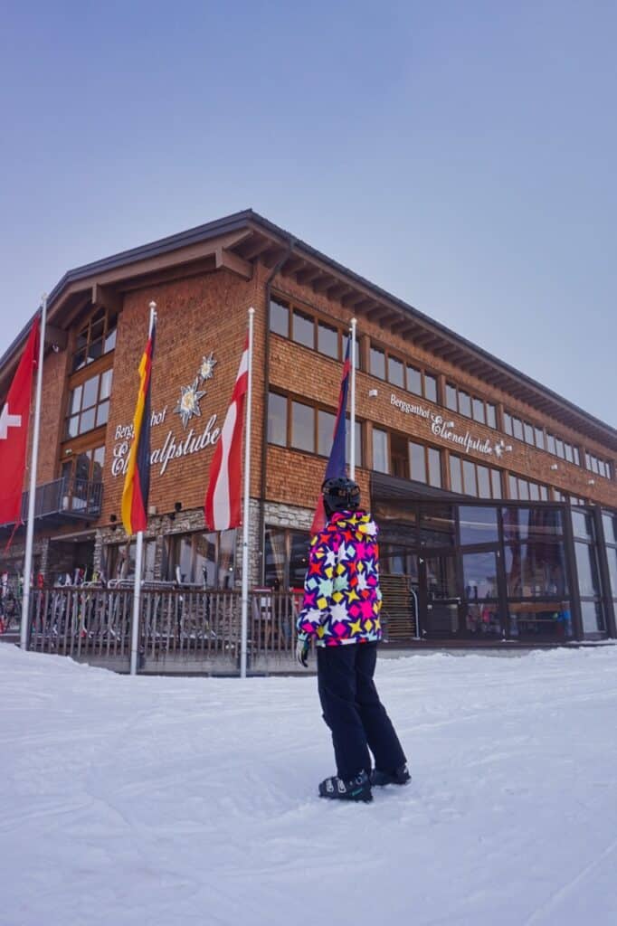 Marie vor der Elsenalpstube im Skigebiet Damüls-Mellau.