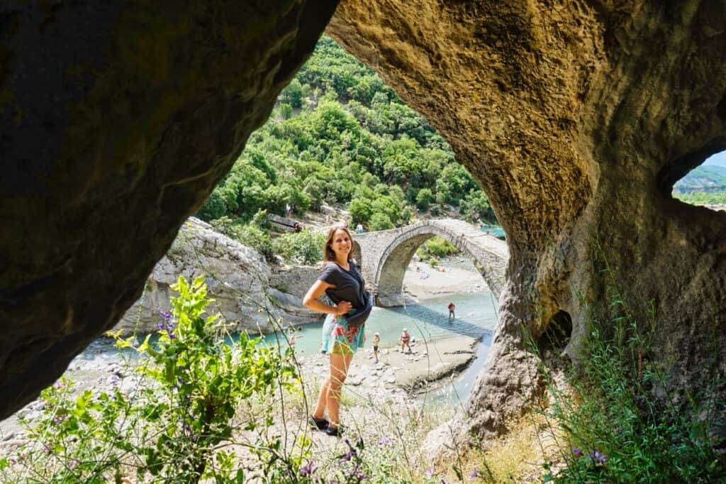 Marie denkt bei einer Reise nach Albanien darüber nach, wohin man 10 Tage in den Urlaub fahren kann.