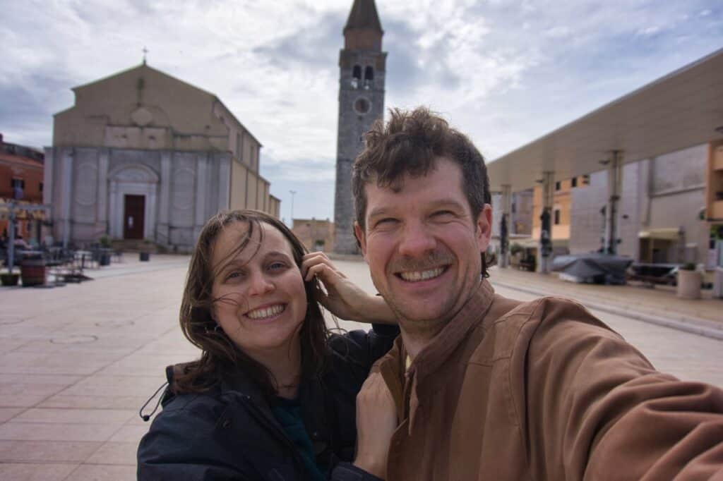 Marie und Chris machen ein Selfie am Hauptplatz von Umag