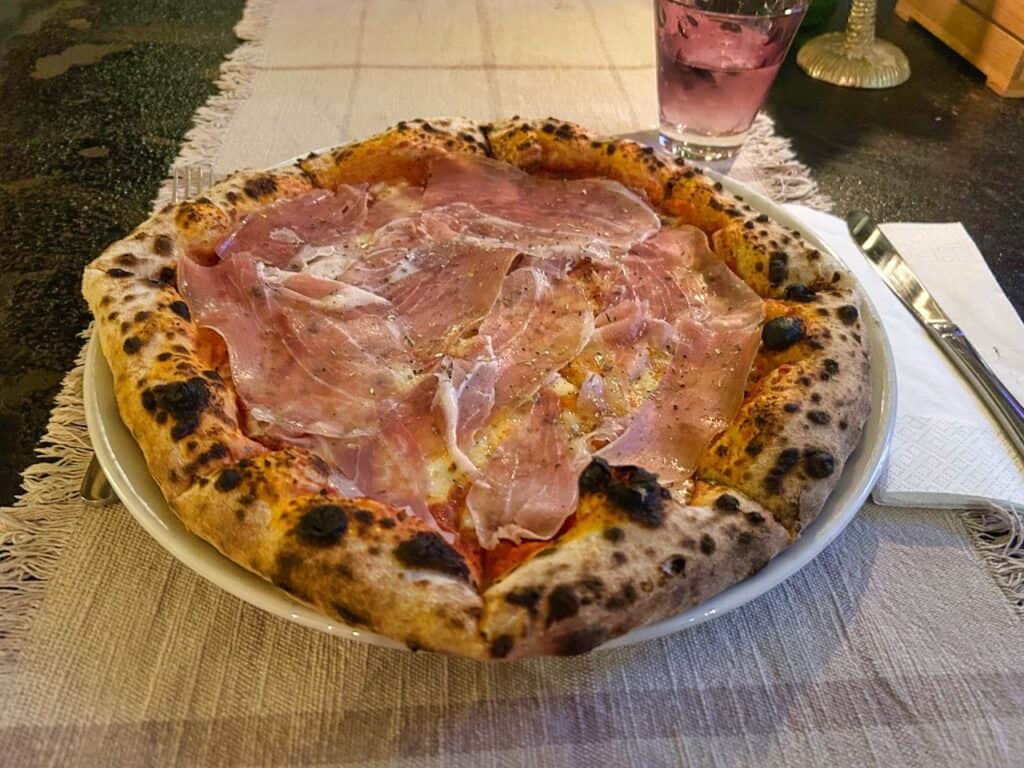 Eine riesige Pizza direkt aus dem Holzofen im Restaurant Viva Umag