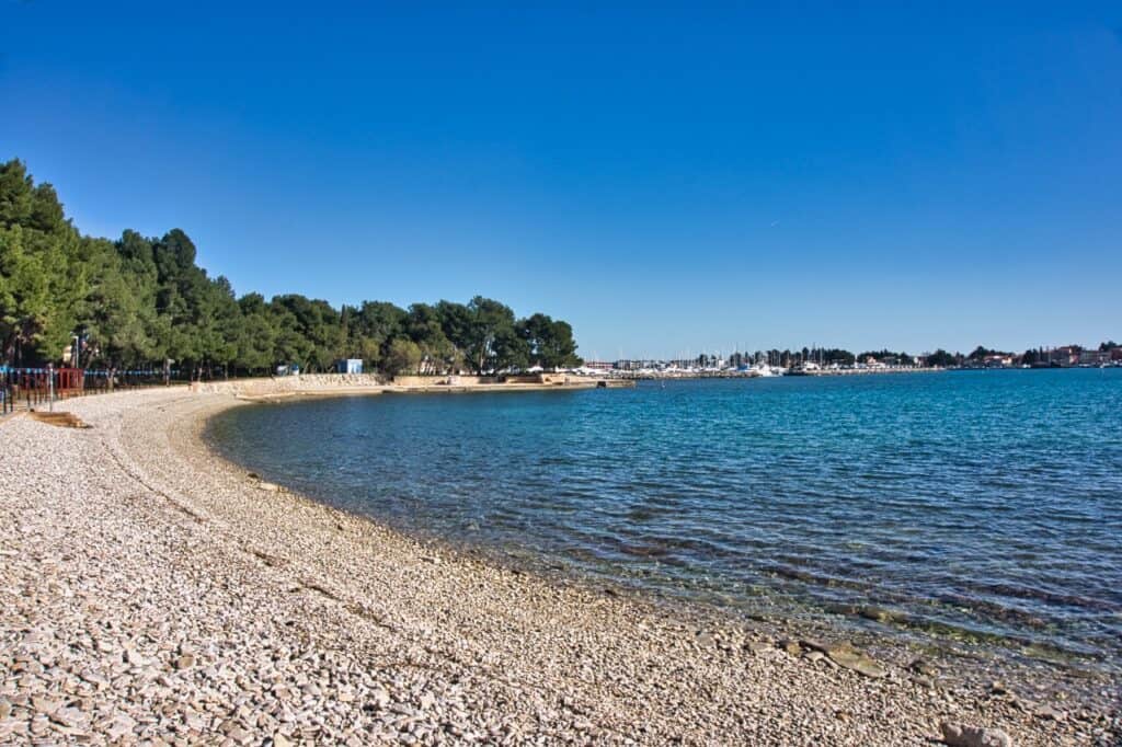 Schöner Kiesstrand bei Novigrad ist der Karpinjan Beach