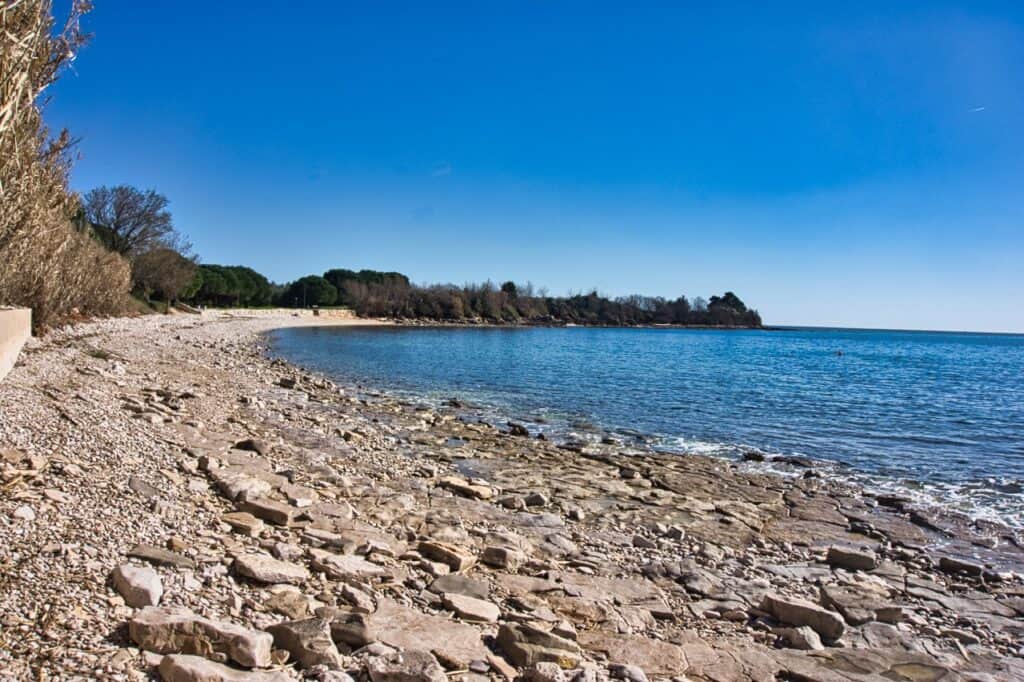 Natürliche Bucht bei Novigrad ist der Kastanija Beach.
