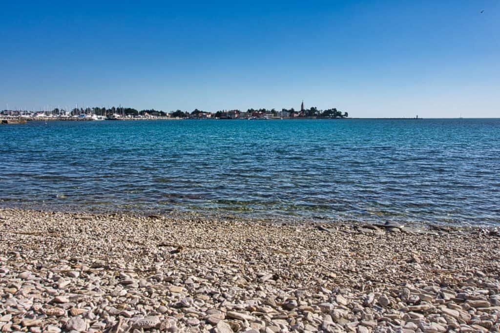 Blick auf die Altstadt von Novigrad vom Karpinjan Beach.