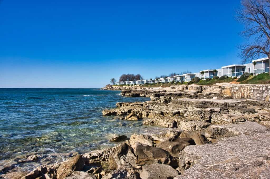 Unser Tipp für Unterkünfte direkt am Strand in Novigrad sind die Mobilheime von Aminess Maravea Camping Resort.