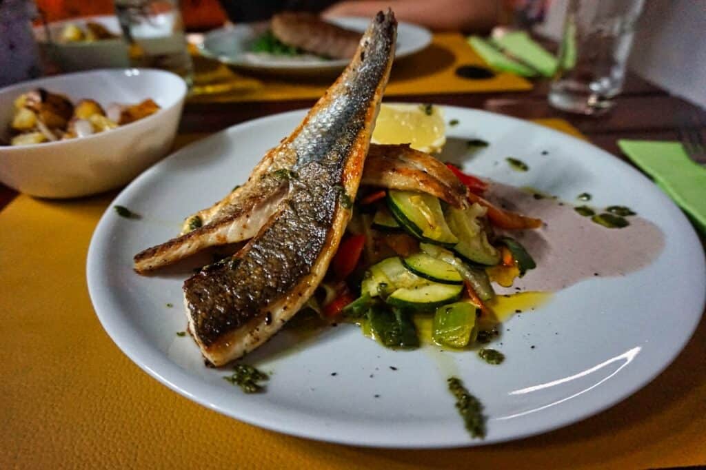 Gutes und günstiges Essen im Restaurant Anni in Novigrad.