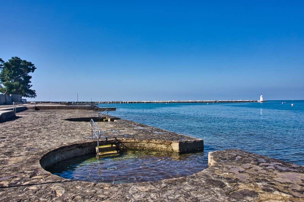 Natürliche Pools am Stadtstrand von Novigrad in Kroatien.