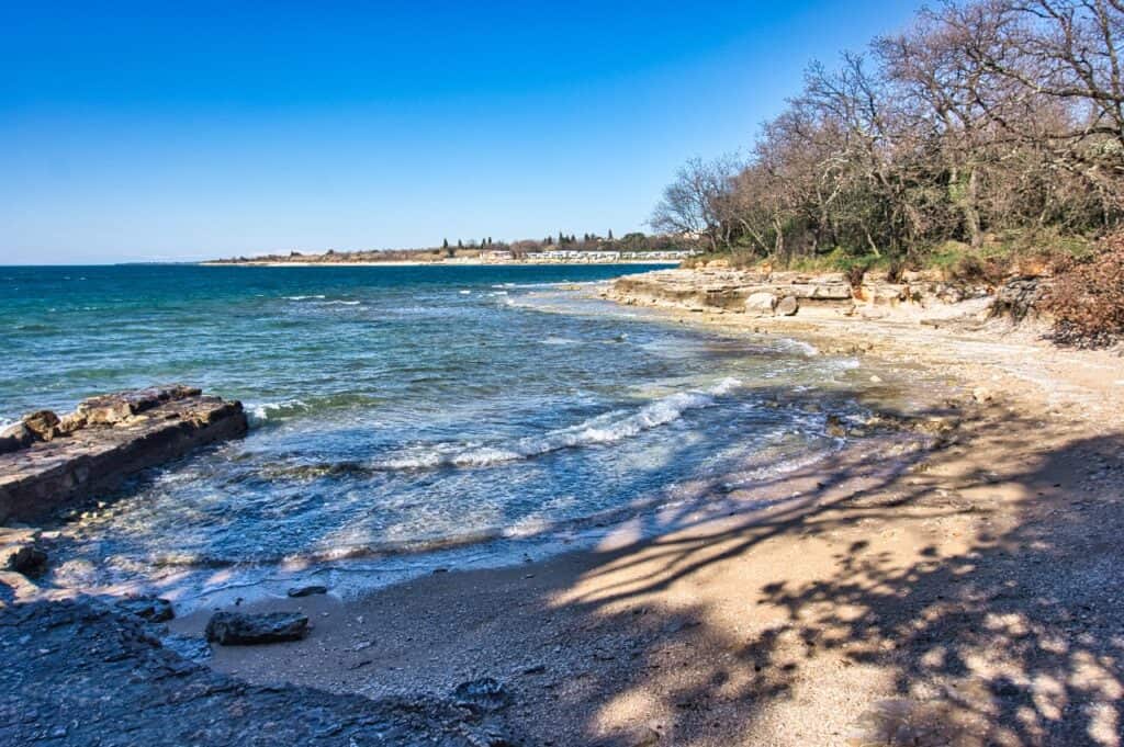 Der kleine Sandstrand Mareda ist unser Geheimtipp für einen Strand bei Novigrad.