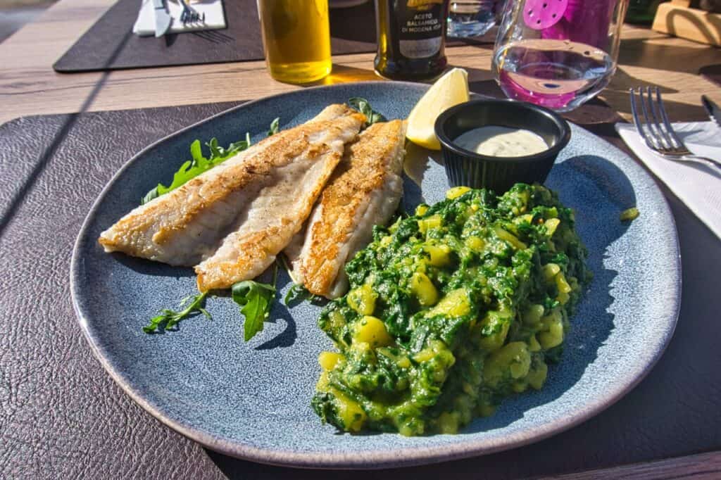 Fisch im Restaurant La Rivarella in Novigrad direkt am Meer.