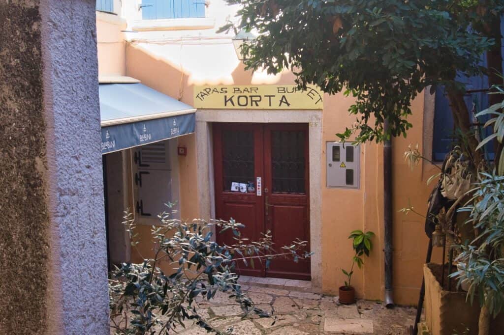 Verschlossener Eingang der Korta Tapas Bar