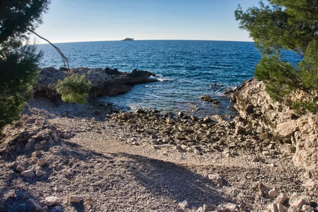 Blick auf den Lonely Beach in Rovinj