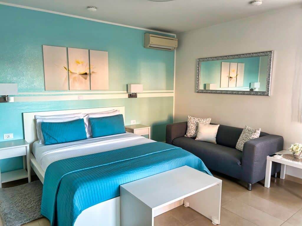 Schräger Blick auf das Bett im Studio Emanuel in Rovinj