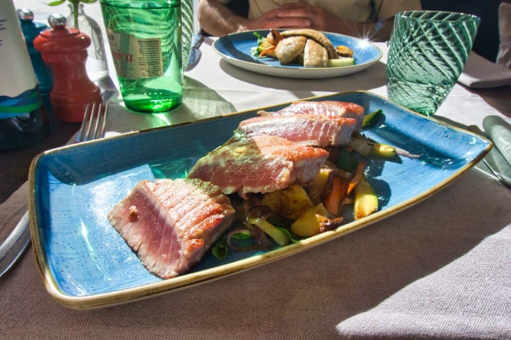 Thunfisch Steaks in der Snack Bar Rio in Rovinj am Hafen