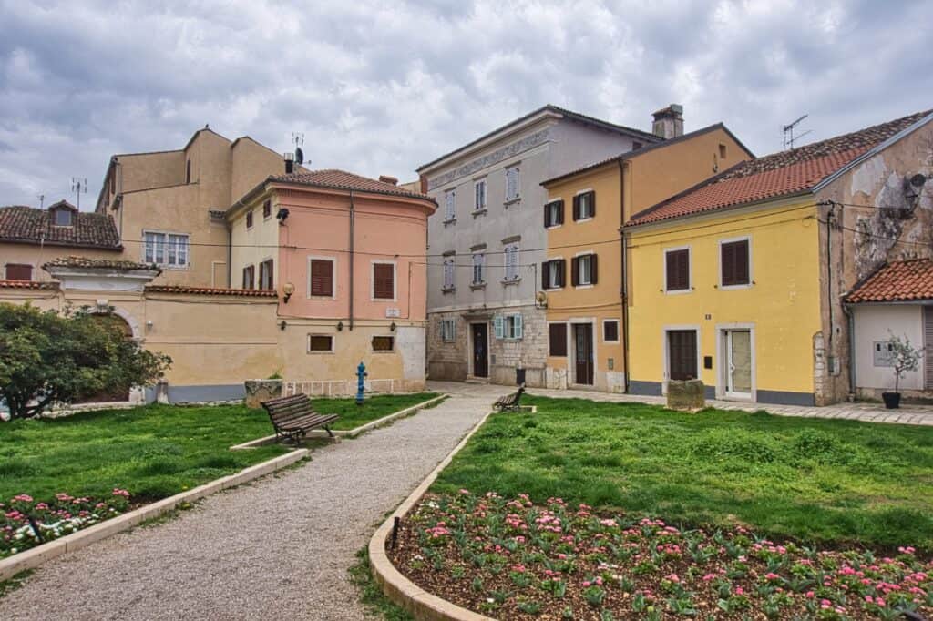 Sehenswürdigkeit in Poreč ist der schöne Platz Jurja Dobrile in der Altstadt.