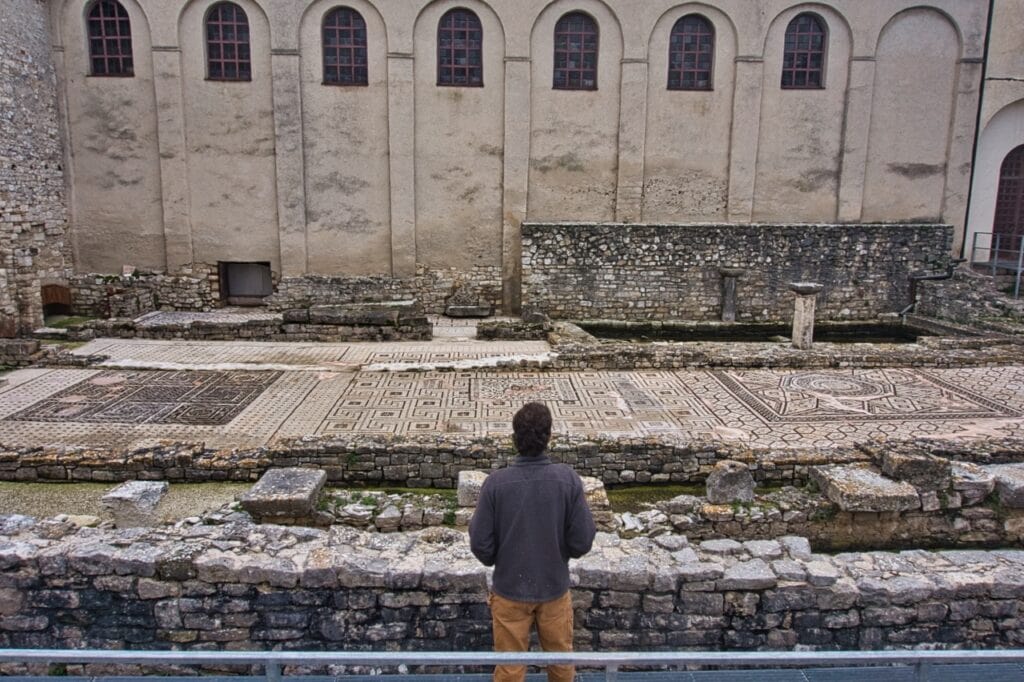 Chris vom Worldonabudget Reiseblog bestaunt Mosaike in der Euphrasius-Basilika, einer der größten Sehenswürdigkeiten in Porec.