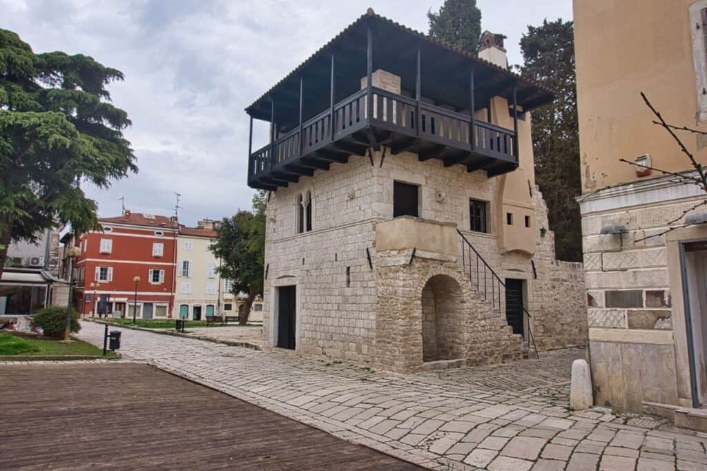 Eines der besondersten Gebäude in der Altstadt von Poreč ist das Romanische Haus.