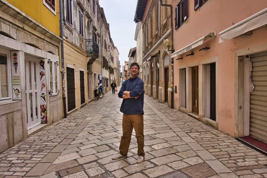 Chris vom Reiseblog Worldonabudget bei einem Rundgang durch die Altstadt.