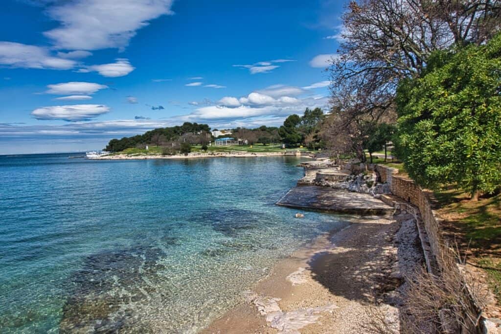 Unser Geheimtipp für einen schönen Strand in Poreč ist der Plaza Lotosi.
