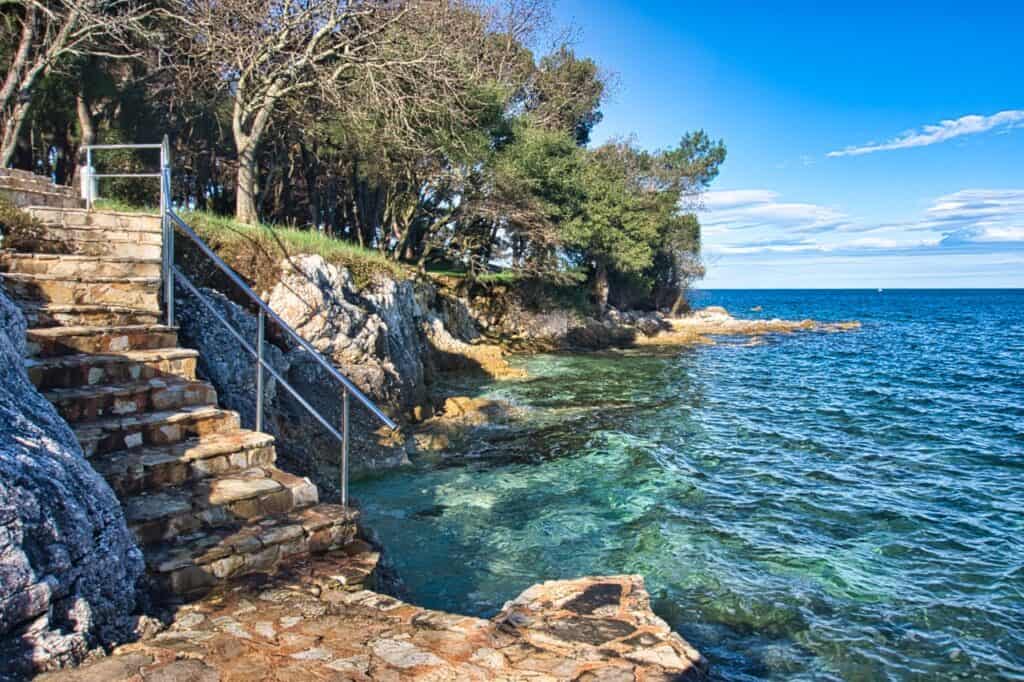 Schöne einsame Bucht an der Plava Laguna in Porec, Kroatien.