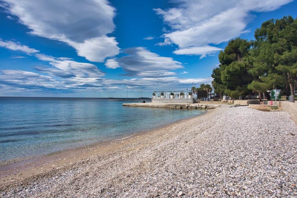 Schöner Strand in Poreč ist der Strand vom Hotel Delfin an der Zelena Laguna.