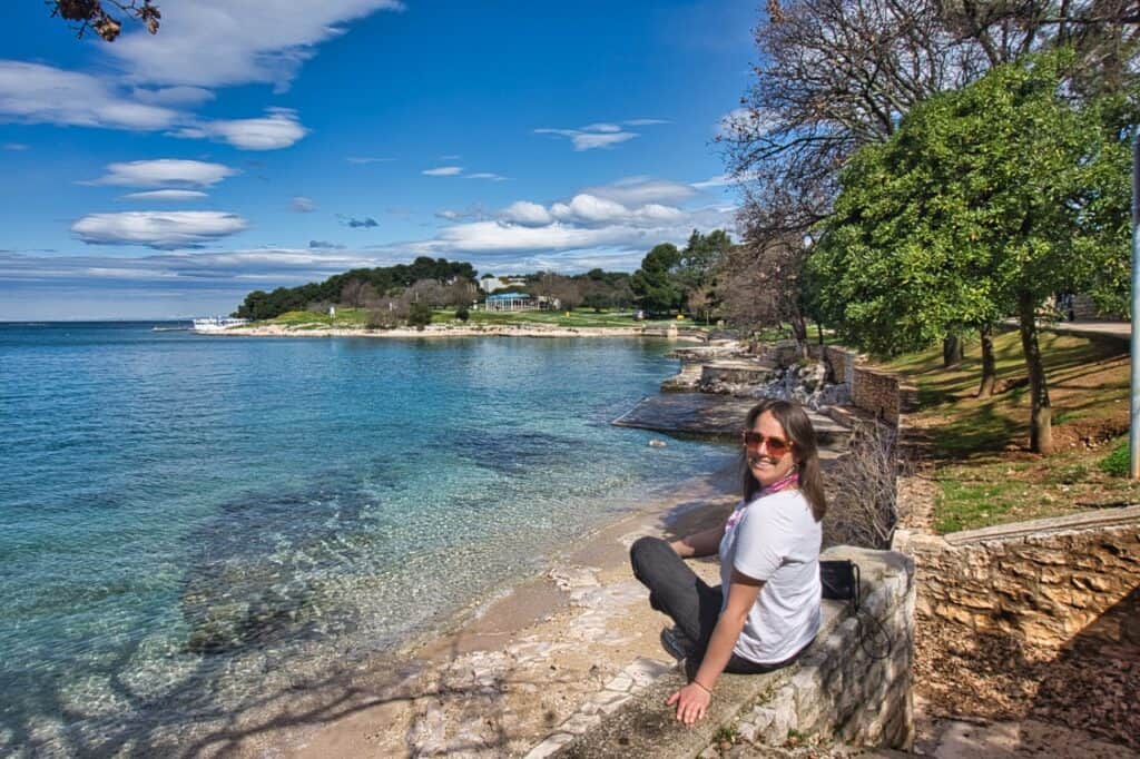 Marie am Plava Lotosi, unserem Geheimtipp für einen Strand in Poreč an der Zelena Laguna.