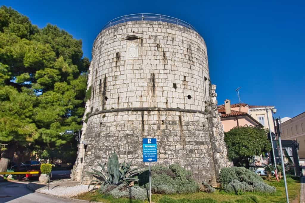 Der runde Turm in der Altstadt von Poreč mit Bar auf dem Dach.