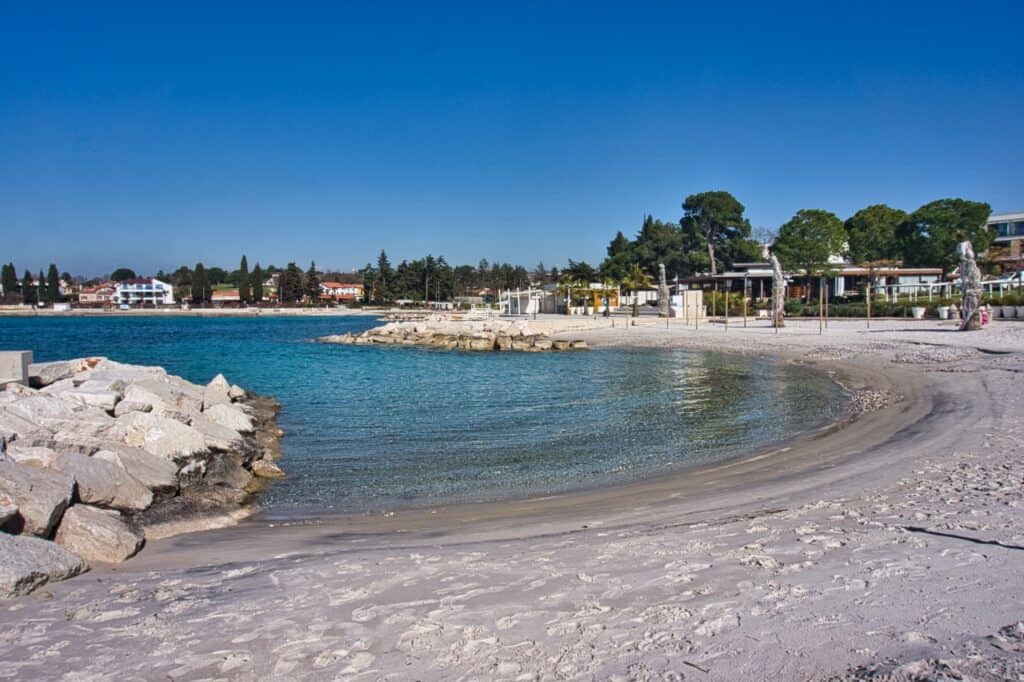 Unser Tipp für einen Sandstrand in Poreč ist der Val Marea Sandy Family Beach.