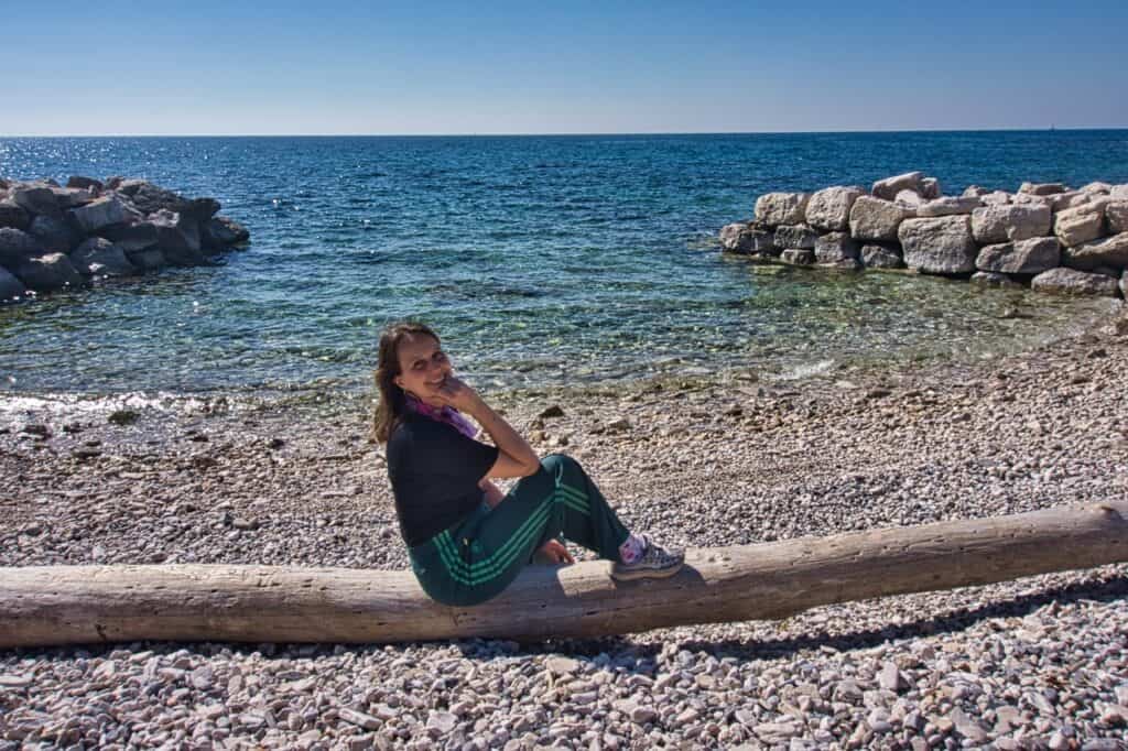 Marie am Hawaii Beach in Porec, unserem Tipp für einen tollen Strand.