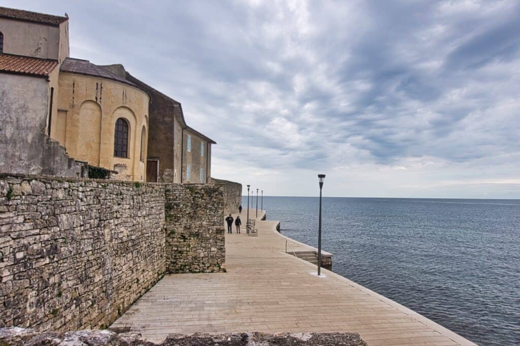 Schöne Strandpromenade in Poreč entlang der Stadtmauer.