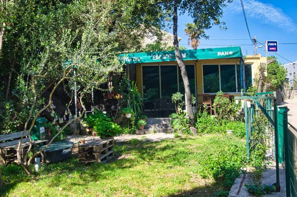 Blick in den grünen Garten der Caffe Bar Bonsai in Split