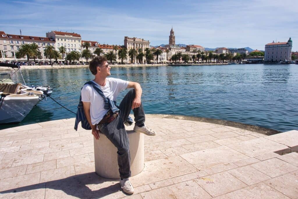 Chris posiert vor einem der schönsten Foto-Spots in Split. der zu unseren Geheimtipps zählt