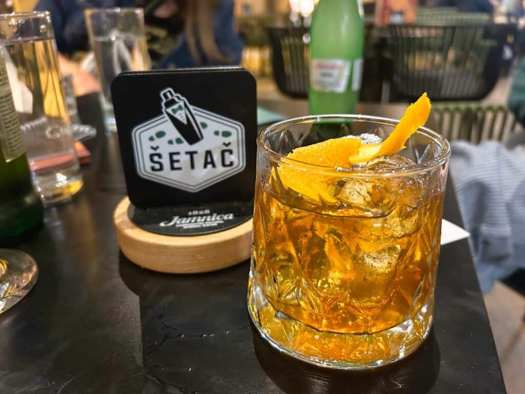Ein Cocktail bei der Setac Bar in Split