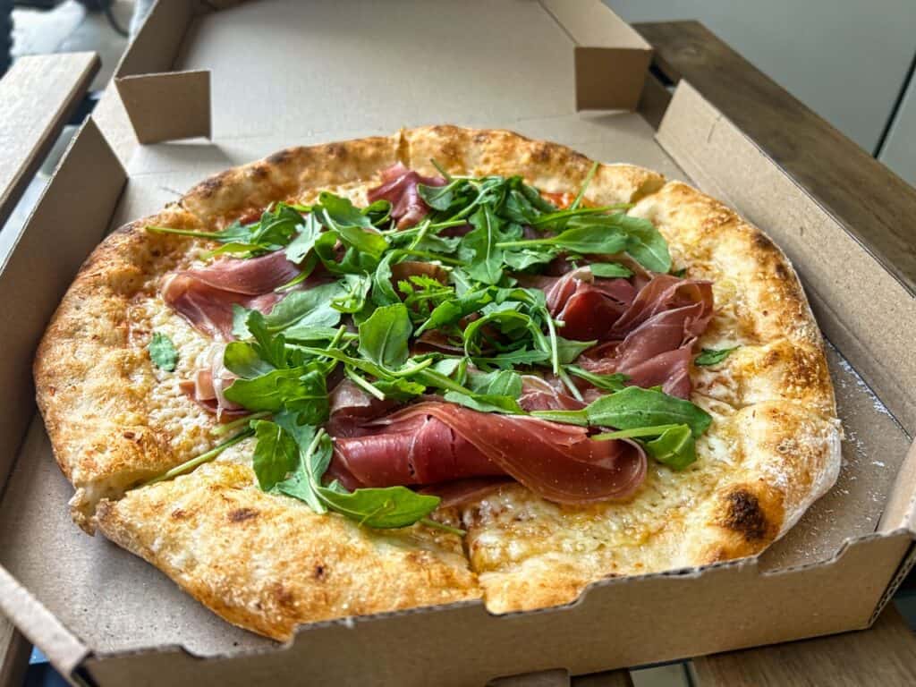 Eine sehr gute glutenfreie Pizza mit Prosciutto und Rucola vom SALT Restaurant in Split