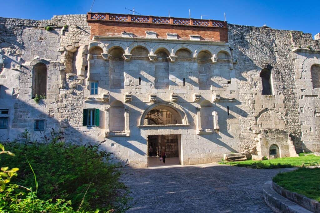 Das Goldene Tor ist der Eingang in die Altstadt von Split und eine der schönsten Sehenswürdigkeiten der Stadt