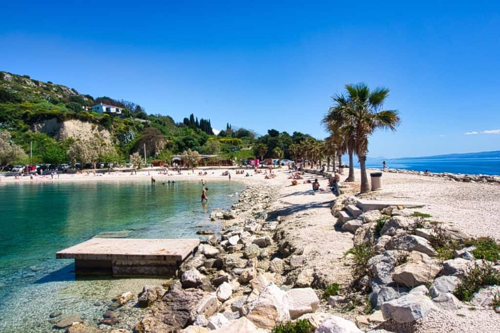 Seitlicher Blick auf den wunderschönen Kasjuni Beach in Split
