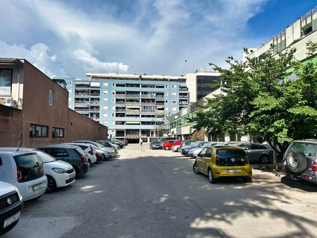 Ein kostenloser Parkplatz in einem Hinterhof in Split