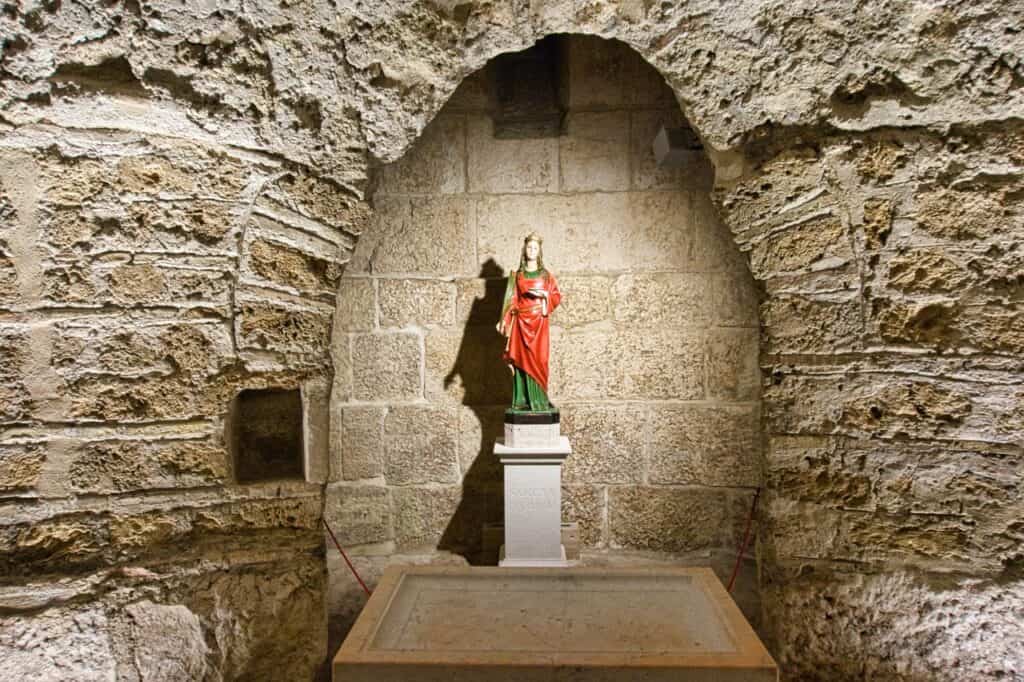 Die Krypta in Split mit der kleinen Figur der Heiligen Lucia