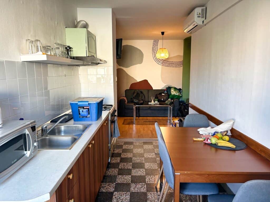 Blick durch die Küche aufs Wohnzimmer in der Unterkunft Green Door im Stadtteil Lovret in Split