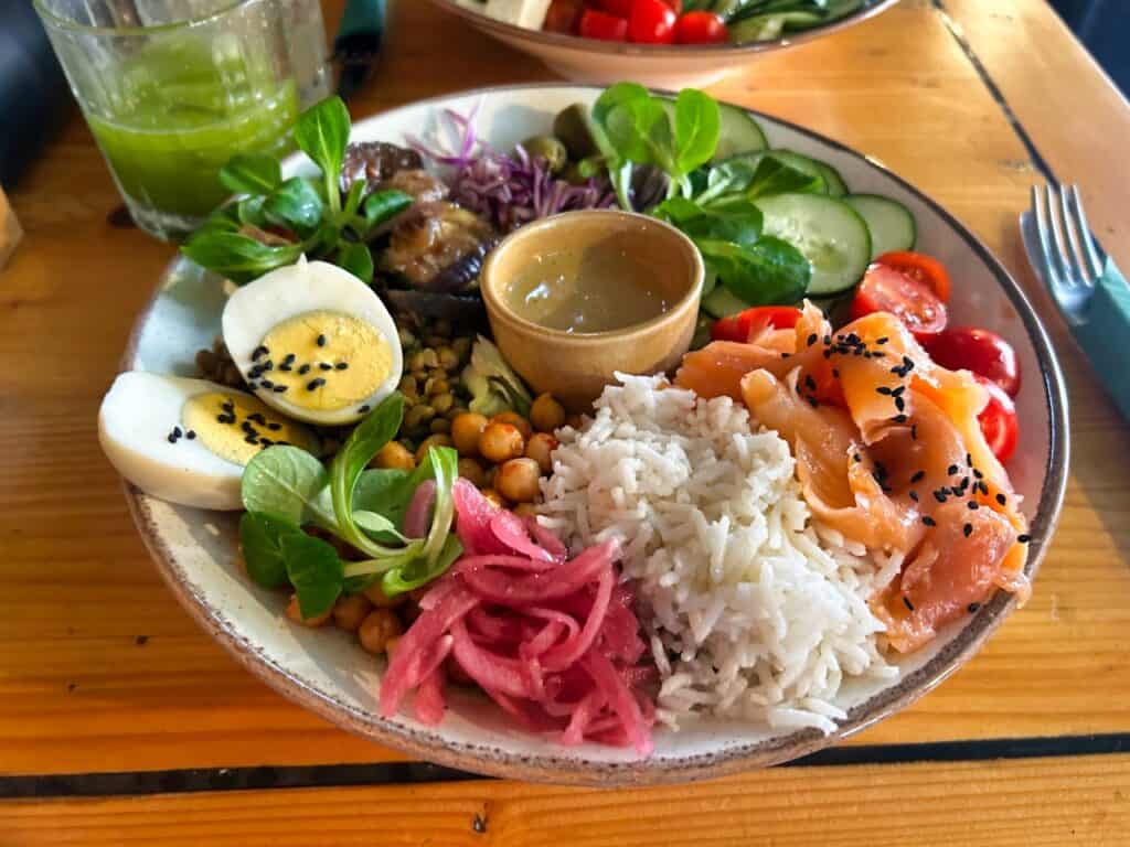 Eine köstliche Lachsbowl bei Feel Green Healthy Food in Split