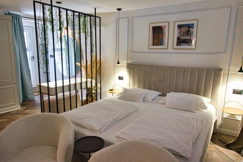 Blick auf das bequeme Doppelbett im Luxury Room Beauty in Split