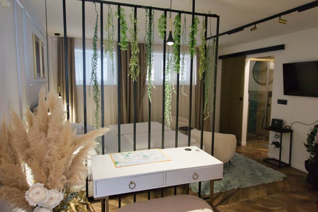 Der Eingang in den Luxury Room Beauty in Split mit den schönen Kunstpflanzen