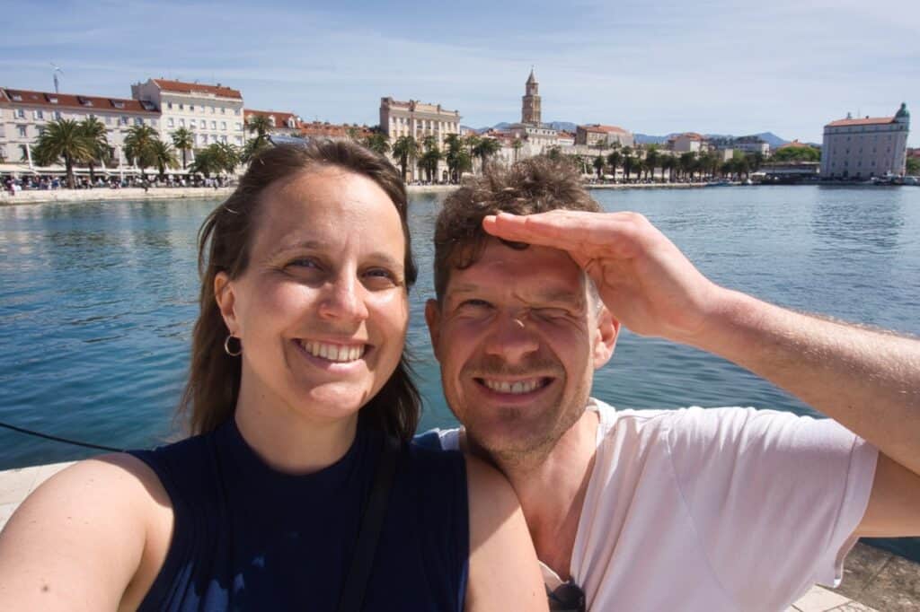 Marie und Chris lachen für ein Selfie mit dem wunderschönen Stadtpanorama von Split im Hintergrund