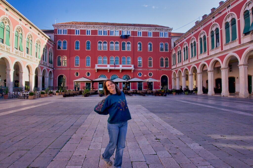 Marie steht lachend am Platz der Republik und schmiedet einen Plan, wie viele Tage sie in Split bleiben wird