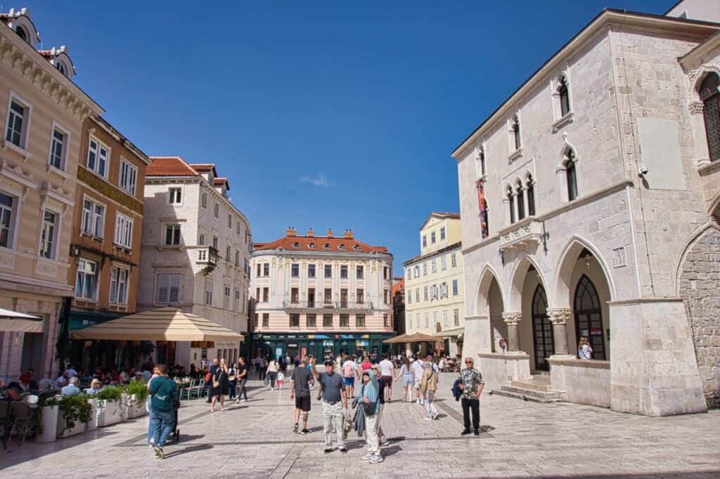 Der Narodni Trg mit schönen Gebäuden und Menschen bei bestem Wetter ist eine der besten Sehenswürdigkeiten in Split