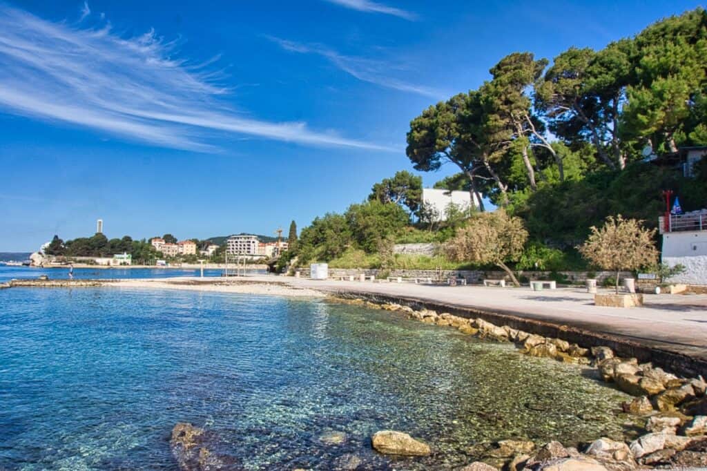 Der Ovcice Beach mit seinem kristallklaren Wasser in Split