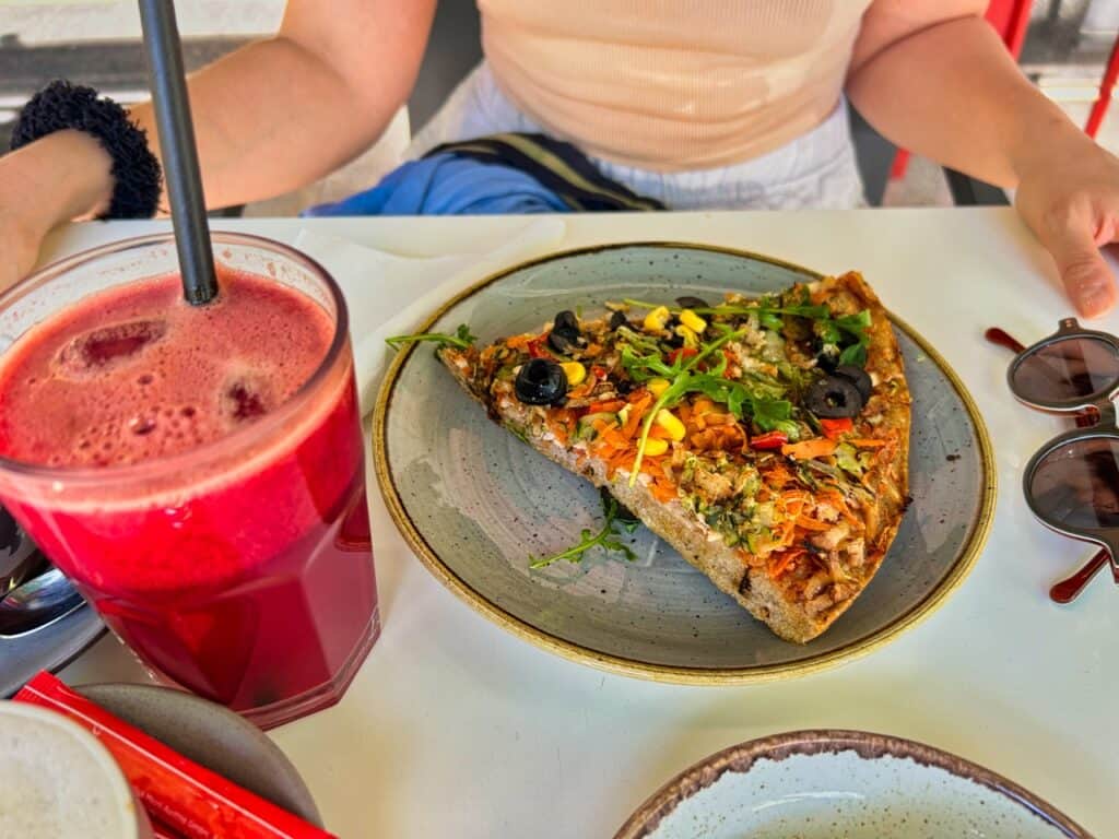 Ein leckerere mit Gemüse belegte Pizza im veganen Up Café in Split