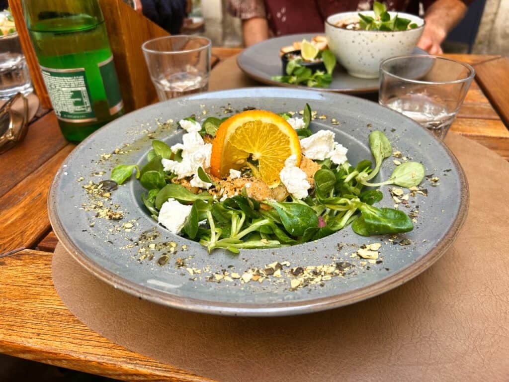 Ein leckerer Feldsalat mit Feta und Orange im Restaurant Fig in der Altstadt von Split