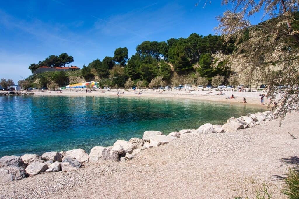 Blick auf einen schönen Strand in Split mit Menschen, die dort baden